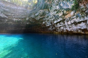 Τα γαλαζοπράσινα νερά της λίμνης