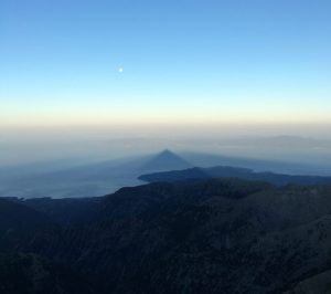 Η τριγωνική σκιά της κορυφής