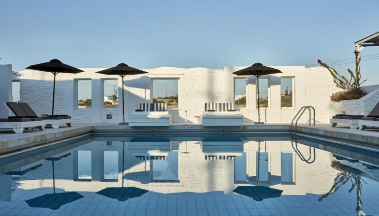 Το 4* Mr & Mrs White Paros