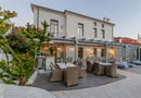 Άνδρος με πρωινό για 2 άτομα