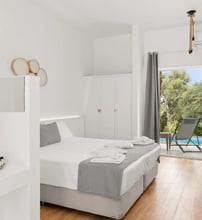 4* Mr & Mrs White Corfu