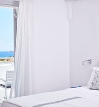 4* Mr & Mrs White Paros