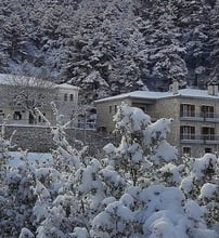 Ξενώνας Ζαχαράκης - Τσαπουρνιά, Καλάβρυτα