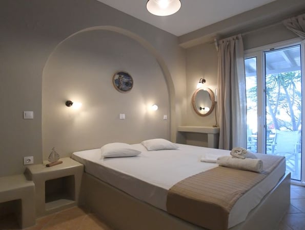 Couvaros Apartments & Suites