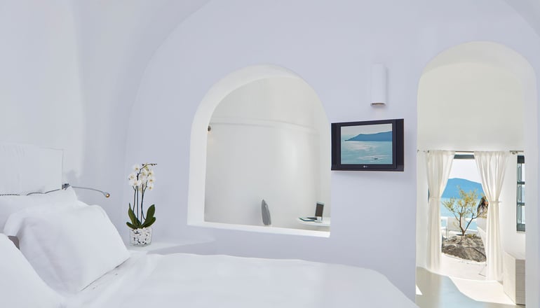 5* Sun Rocks Santorini