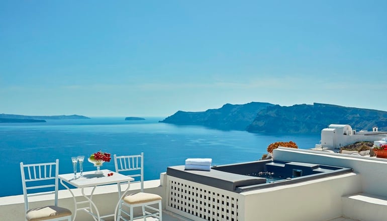 4* La Maltese Oia Luxury Suites