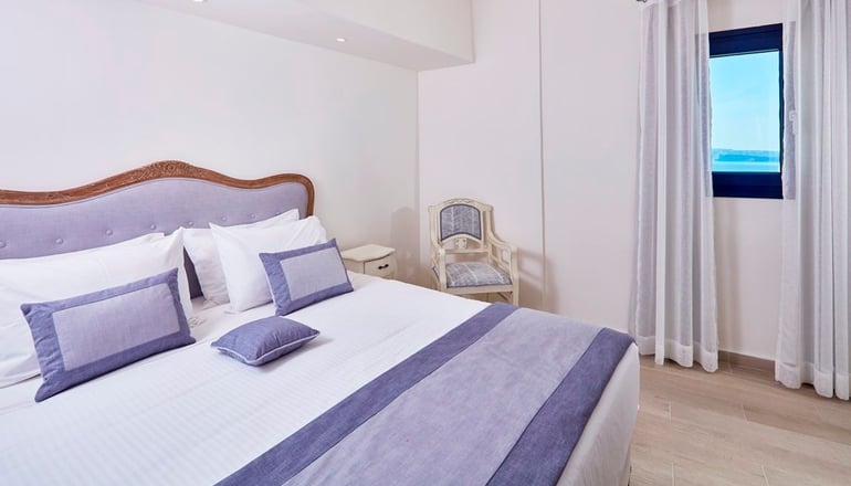4* La Maltese Oia Luxury Suites