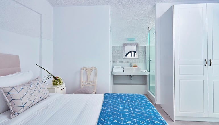 4* La Maltese Oia Luxury Suites