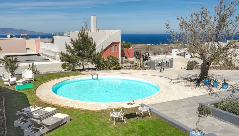 4* La Maltese Oia Luxury Suites
