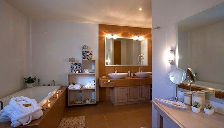 4* Akrotiri Beach Hotel