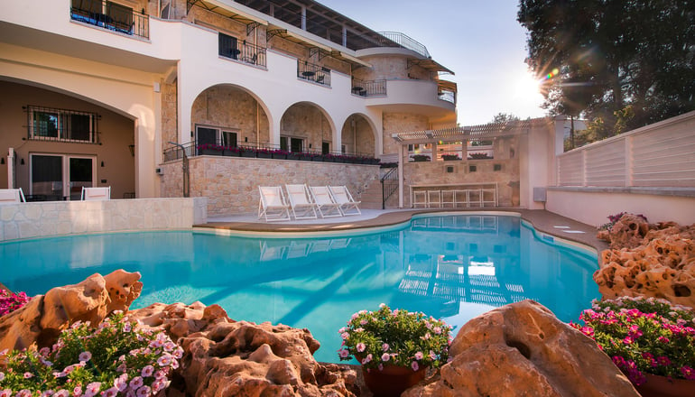 4* Neikos Mediterraneo Luxury Suites