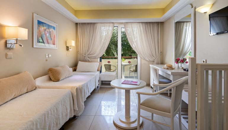 4* Pearl Beach