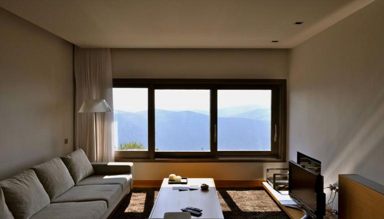 Elafivolia Arahova Suites