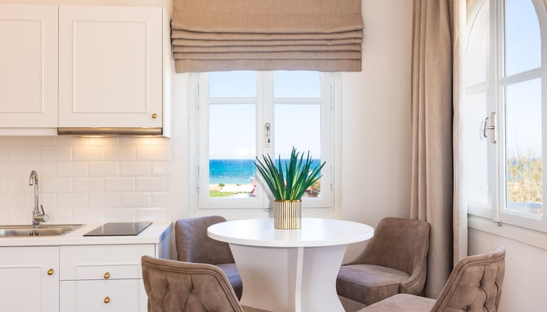 Pinelopi Beach Suites