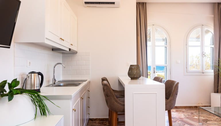 Pinelopi Beach Suites