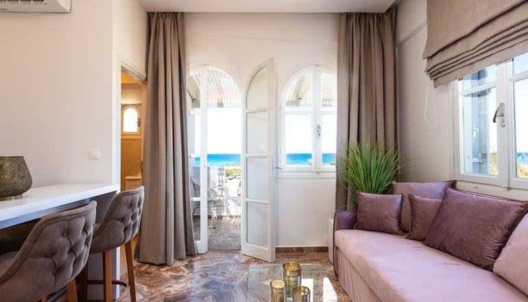 Pinelopi Beach Suites