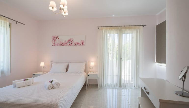 Bounatsa Studios & Apartments