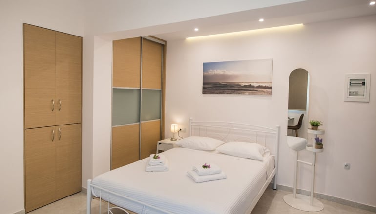 Bounatsa Studios & Apartments