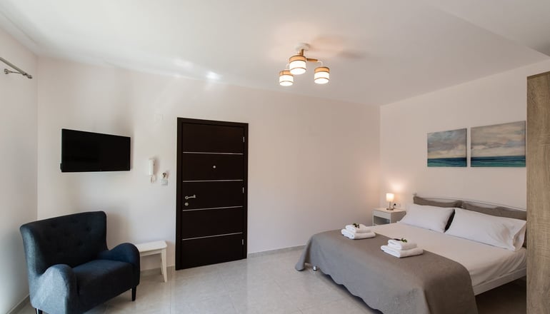 Bounatsa Studios & Apartments