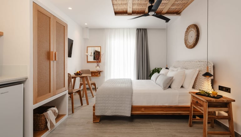 Phaistos Suites - Άγιος Προκόπιος, Νάξος