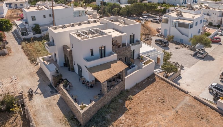 Afroessa - Αδάμαντας, Μήλος