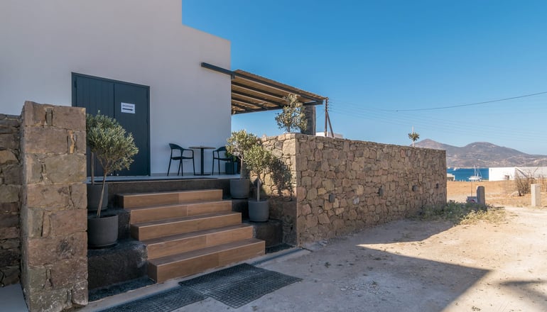 Afroessa - Αδάμαντας, Μήλος