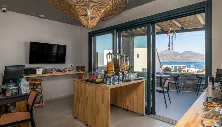 Afroessa - Αδάμαντας, Μήλος