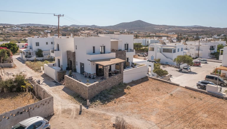 Afroessa - Αδάμαντας, Μήλος