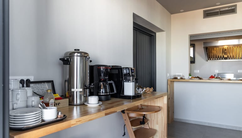 Afroessa - Αδάμαντας, Μήλος