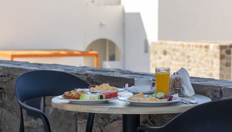 Afroessa - Αδάμαντας, Μήλος