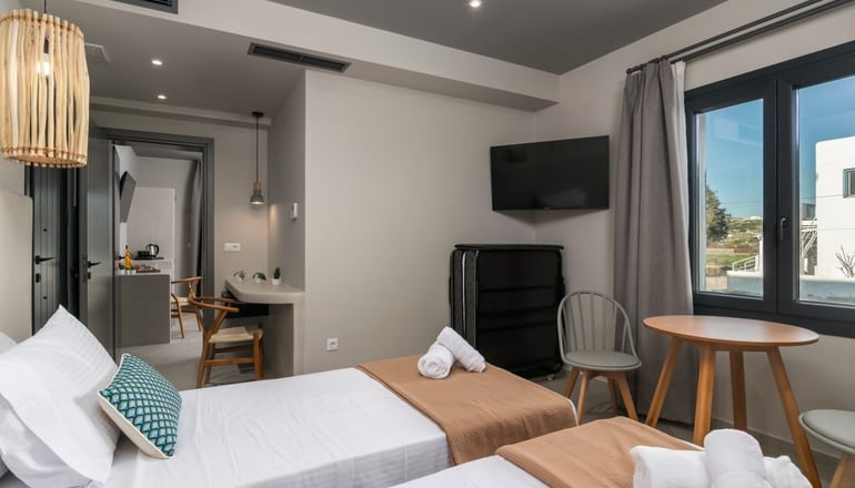 Afroessa - Αδάμαντας, Μήλος