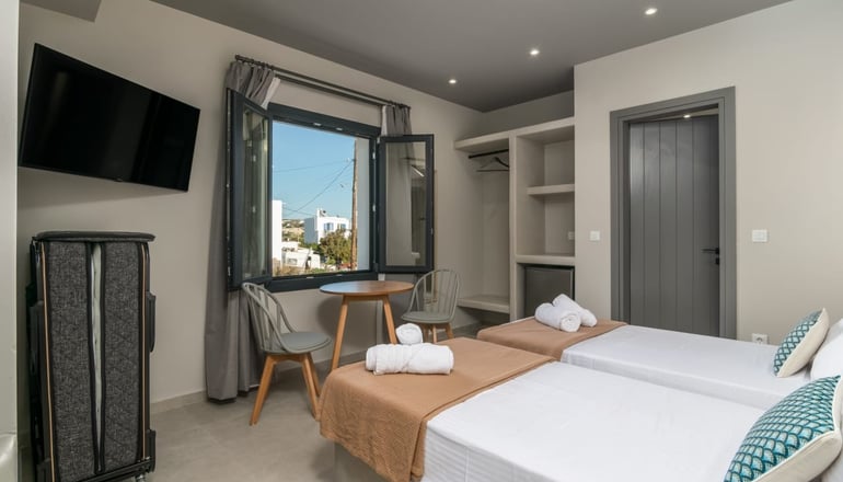 Afroessa - Αδάμαντας, Μήλος