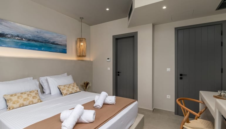 Afroessa - Αδάμαντας, Μήλος