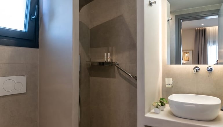 Afroessa - Αδάμαντας, Μήλος