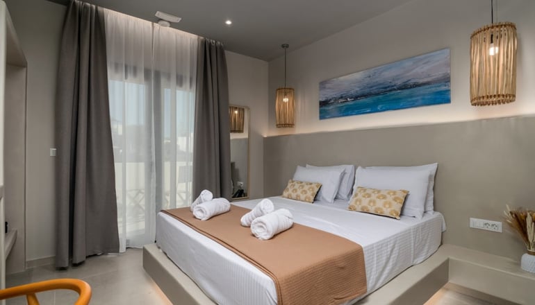 Afroessa - Αδάμαντας, Μήλος