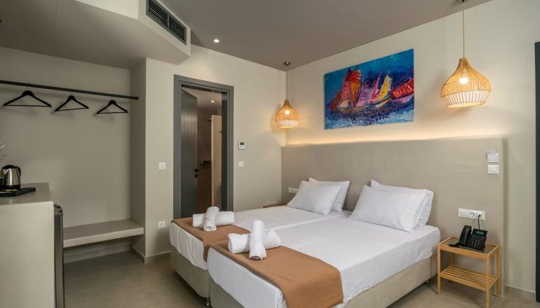 Afroessa - Αδάμαντας, Μήλος