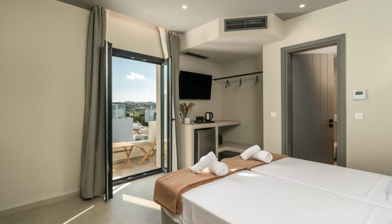 Afroessa - Αδάμαντας, Μήλος