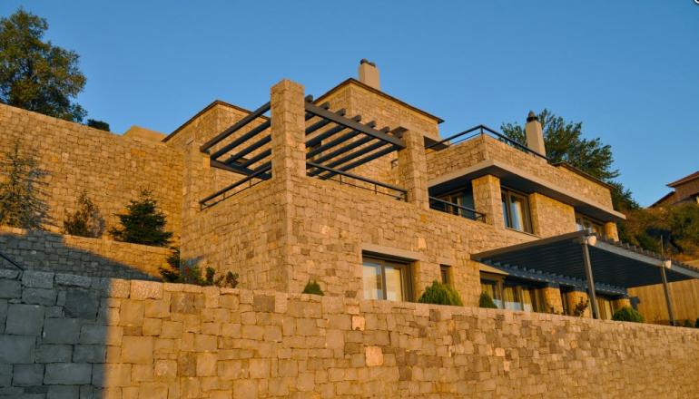 Elafivolia Arahova Suites