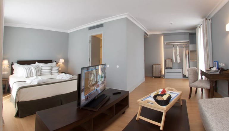 4* Aenos Hotel