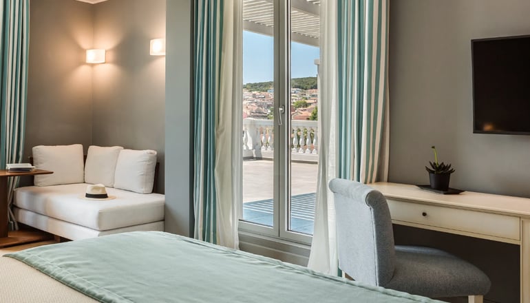 4* Aenos Hotel