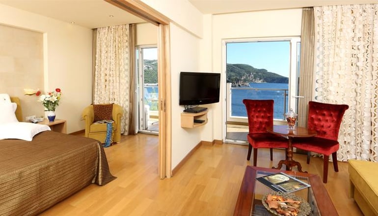4* Akrotiri Beach Hotel