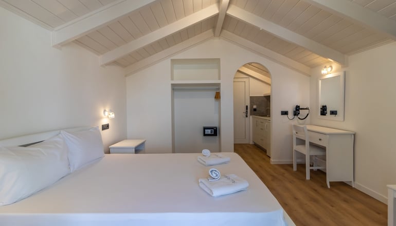 4* Alamis Hotel & Apartments