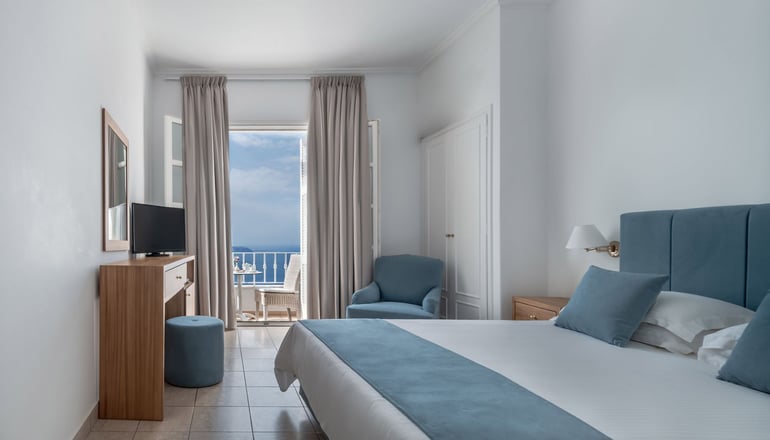 4* Atlantis Hotel Santorini