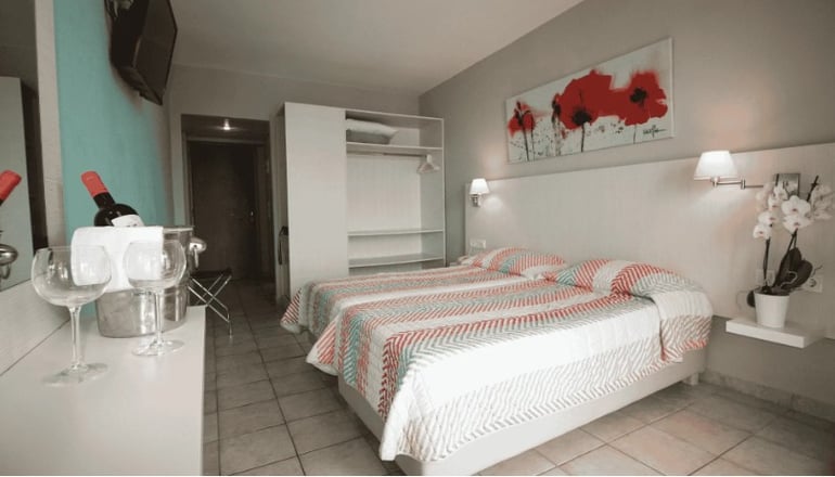 4* Canvas by Mitsis Messonghi - Μωραΐτικα, Κέρκυρα