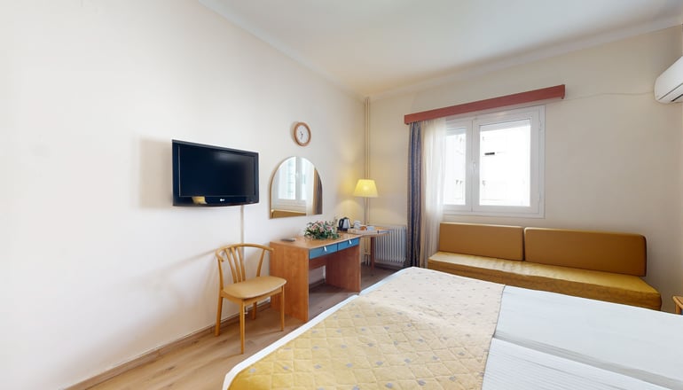 4* Lucy Hotel Chalkida