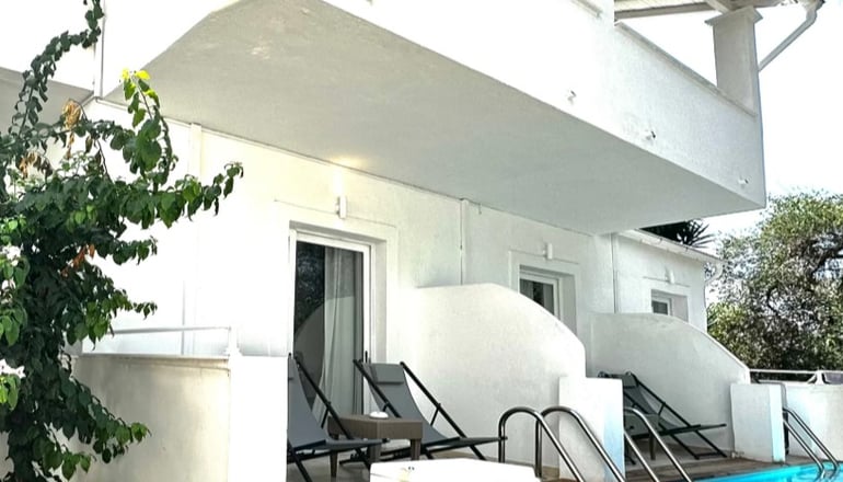 4* Mr & Mrs White Corfu