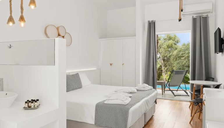 4* Mr & Mrs White Corfu