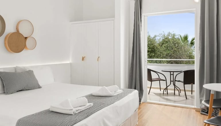 4* Mr & Mrs White Corfu