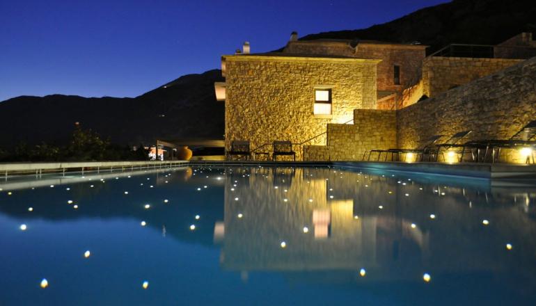 Elafivolia Arahova Suites