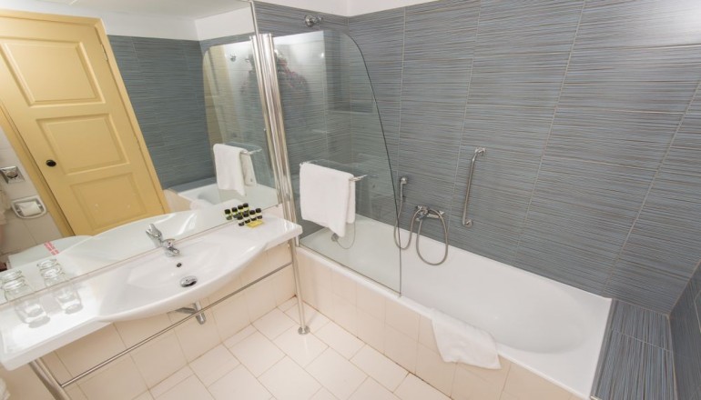 4* Golden Coast Hotel